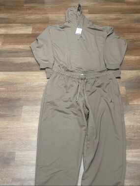Jordan Dri Fit Hoodie 3XL and Jordan 3XL Dri Fit pants. Beige Color.